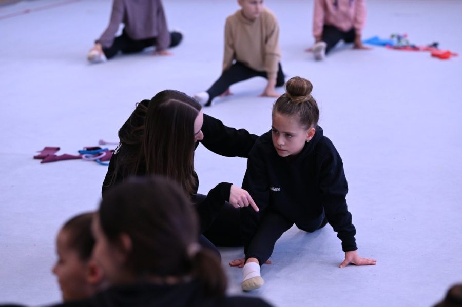 Eine Trainerin gibt einer Gymnastin während des Trainings Anweisungen.