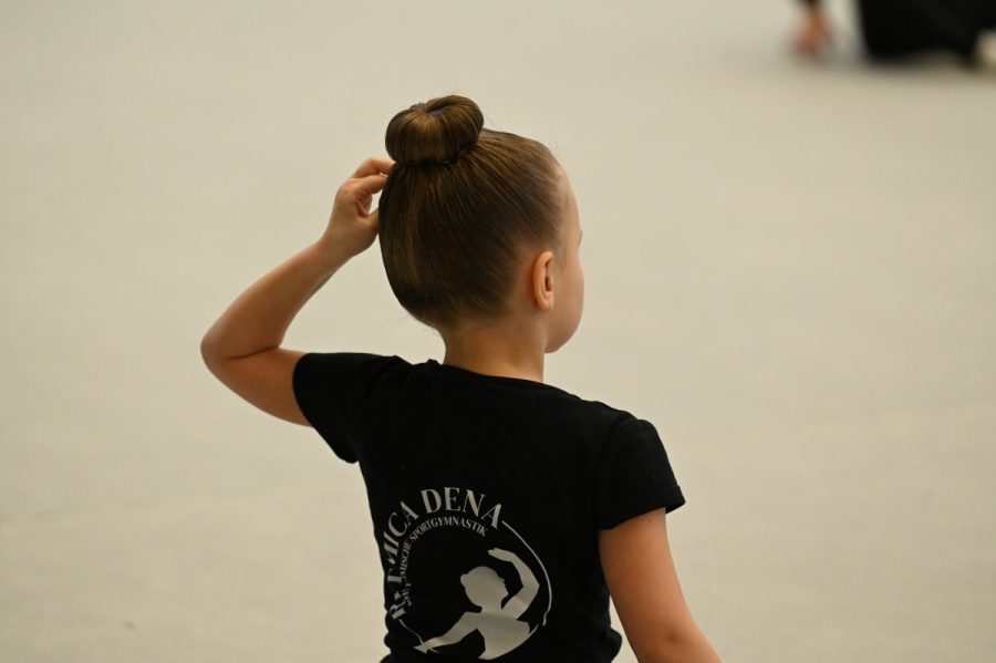 Eine Gymnastin fasst sich an den Kopf.